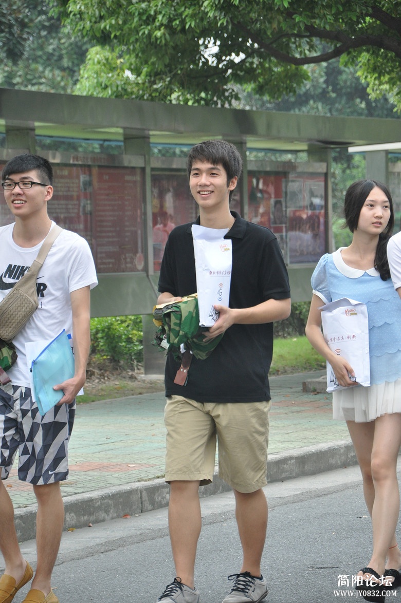 浙江传媒新生报到第一天 (19).jpg