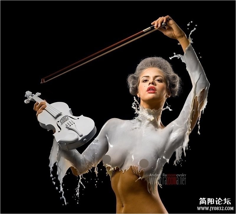 超模全裸上阵仅着牛奶装 完美曲线一览无余4920723_980x1200_0.jpg