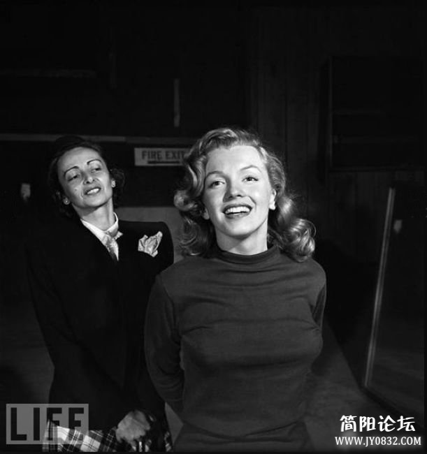 梦露罕见性感训练照c20122641557031505c1dcfbb990.jpg