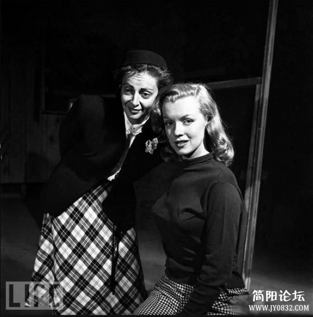 梦露罕见性感训练照c20122641558071505c1e0f5b75a.jpg