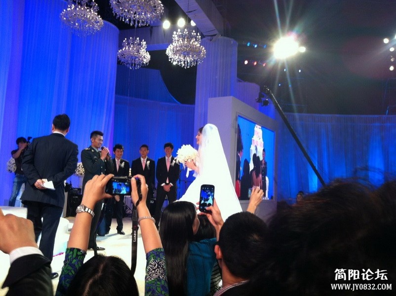 谢杏芳扔绣球.jpg