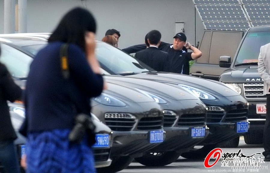 李永波身旁全是路虎、卡宴等豪车.jpg