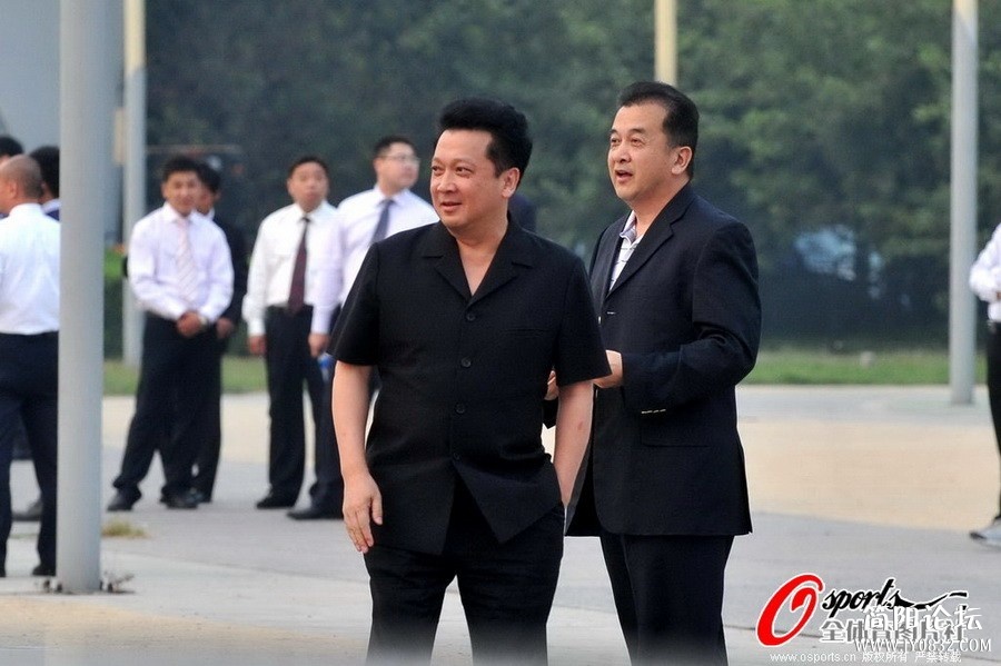 著名喜剧小品表演艺术家黄宏、著名歌唱家郁钧剑前来捧场.jpg