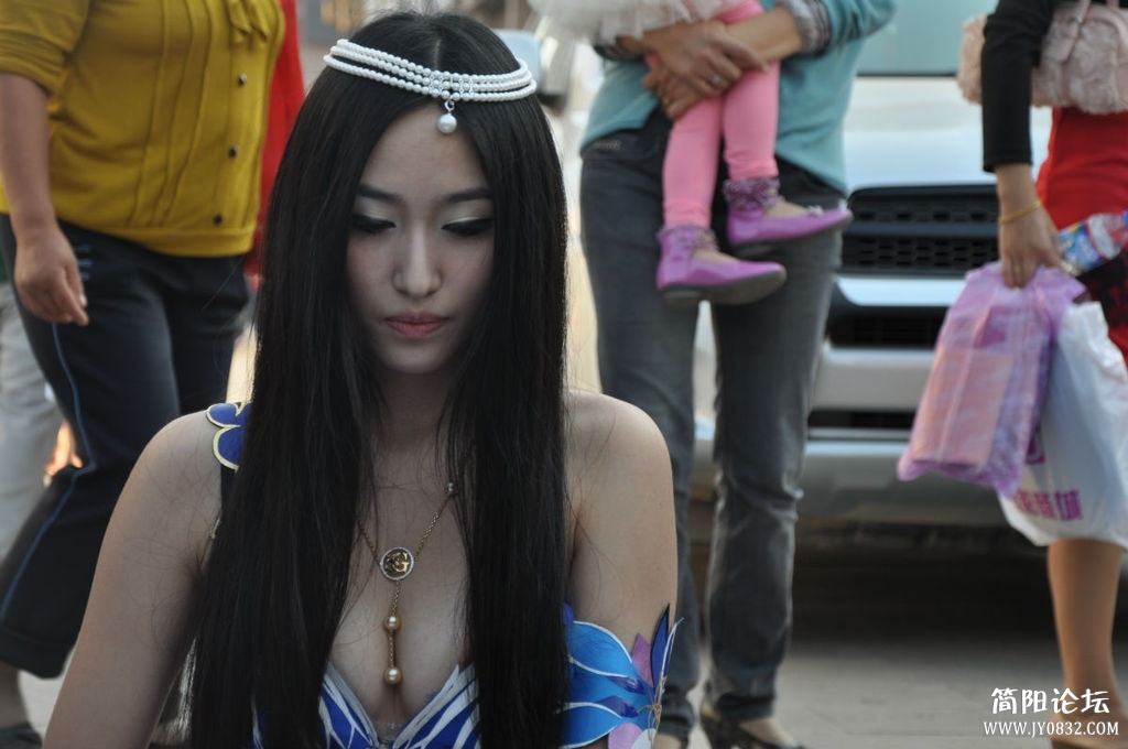 沧州街头性感美人鱼姐姐引围观自称来自钓鱼岛.jpg