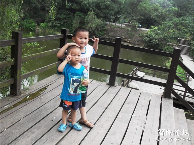 子涵和哥哥秦渝