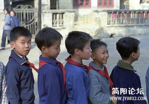 穷却快乐着一个美国人拍摄的30年前的中国s20122771558031506d418b612f9.jpg