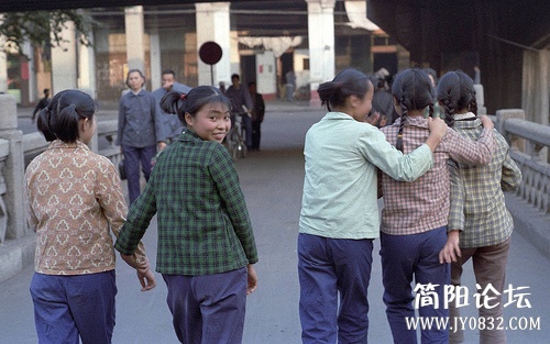 穷却快乐着一个美国人拍摄的30年前的中国s20122771605201506d4340f35f3 (4).jpg