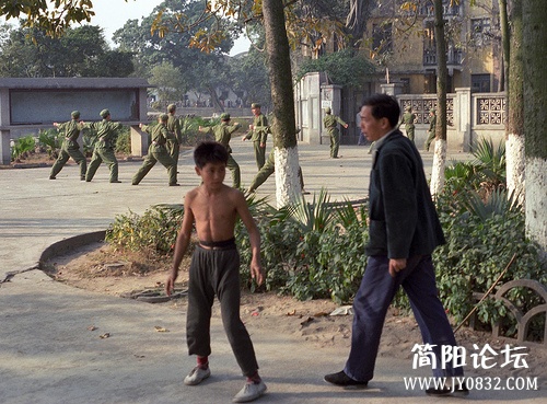 穷却快乐着一个美国人拍摄的30年前的中国s20122771605201506d4340f35f3 (6).jpg