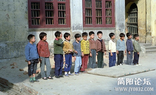 穷却快乐着一个美国人拍摄的30年前的中国s20122771605201506d4340f35f3 (10).jpg