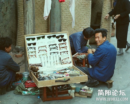 穷却快乐着一个美国人拍摄的30年前的中国s20122771605201506d4340f35f3 (26).jpg