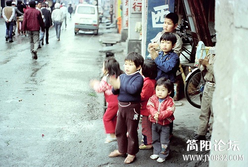 穷却快乐着一个美国人拍摄的30年前的中国s20122771605201506d4340f35f3 (45).jpg