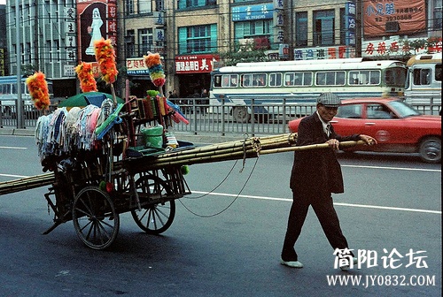 穷却快乐着一个美国人拍摄的30年前的中国s20122771605201506d4340f35f3 (44).jpg