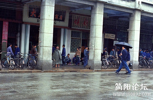 穷却快乐着一个美国人拍摄的30年前的中国s20122771605201506d4340f35f3 (64).jpg
