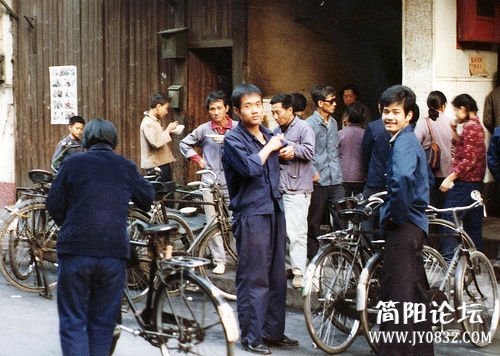 穷却快乐着一个美国人拍摄的30年前的中国s20122771605201506d4340f35f3 (73).jpg