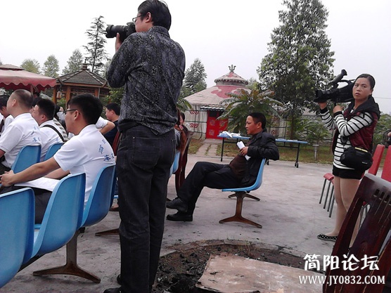 钟大律师专心致志捕捉精彩