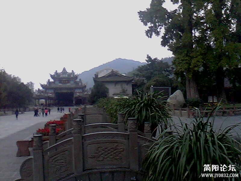 小镇在晨风中苏醒