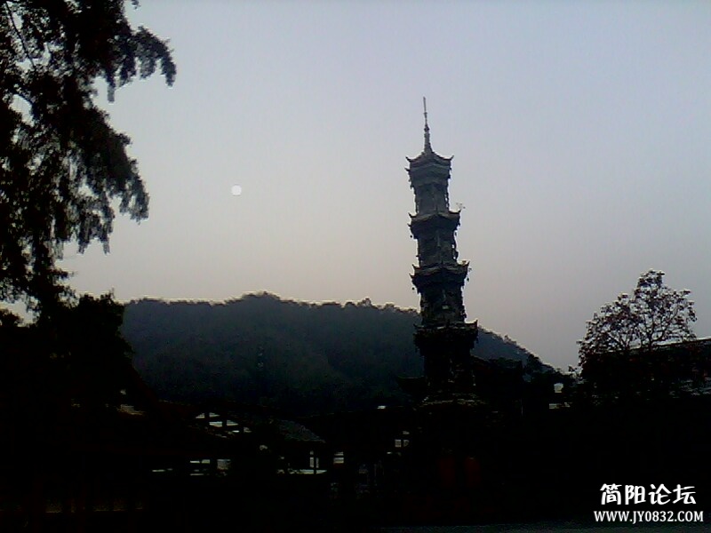 月亮渐渐隐去