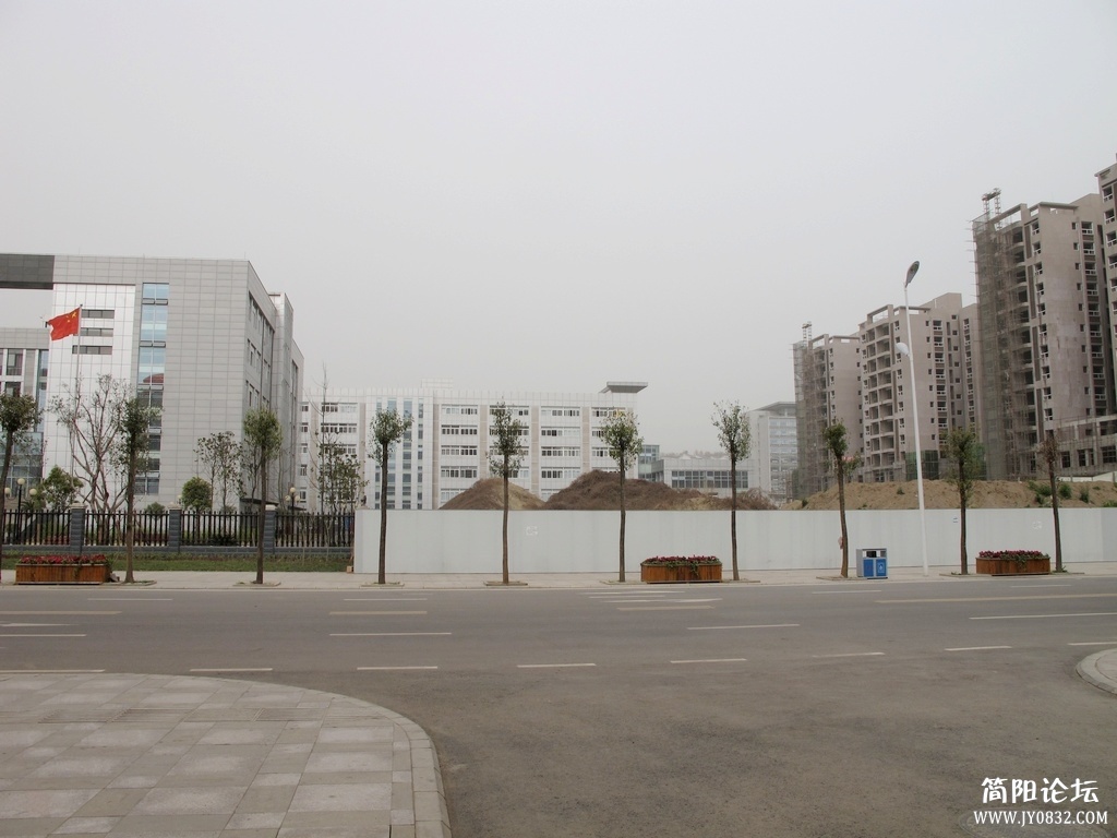 图片左边为检察院，右边为园中苑，后面为公安局办公楼，中间为待开发地块.jpg