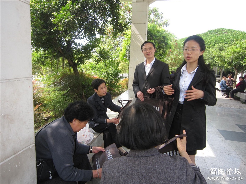 川空广场普法——免费为群众解答咨询.jpg