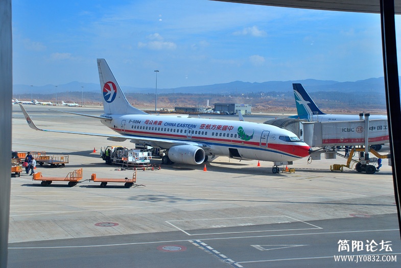 我们乘坐的东航云南公司波音737客机---最可靠的客机。 