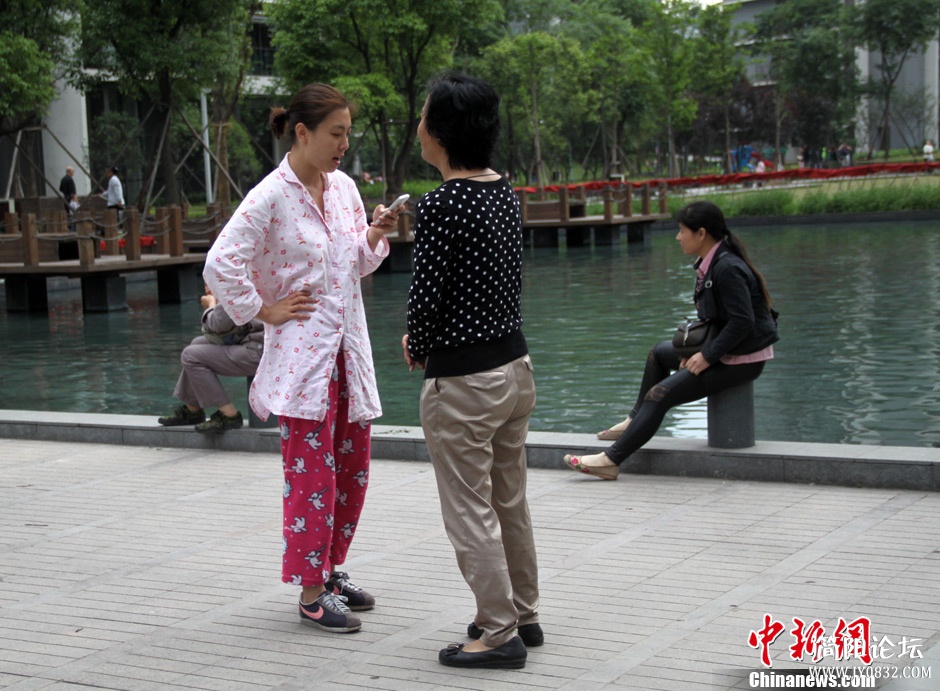 重庆市民户外避震.jpg