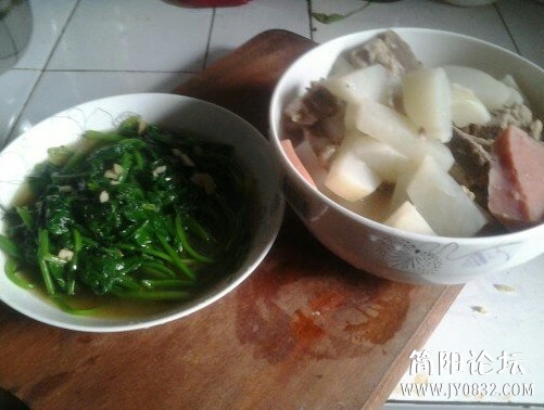 白萝卜炖龙骨汤VS蒜泥菠菜.jpg
