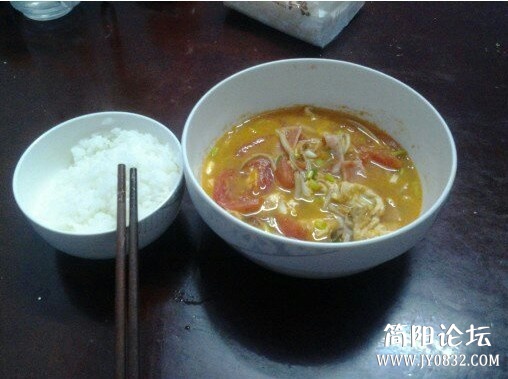 茶树菇鸡蛋番茄火腿汤熟了是这样滴.jpg