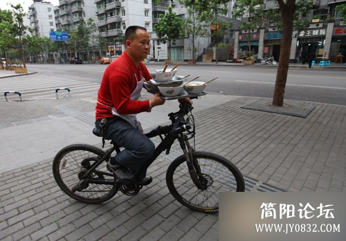 这年头送外卖也得练绝技了.jpg