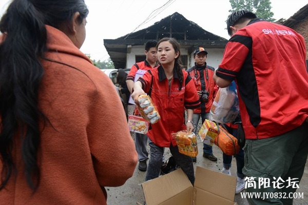 2013年4月23日，四川雅安，汶川地震断腿女教师廖智赴芦山灾区当志愿者，为灾民服务。图.jpg