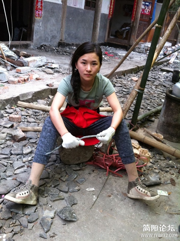 近日一组512地震断腿舞蹈老师廖智的生活照在网上曝光。汶川地震中，绵竹汉旺镇舞蹈老师.jpg