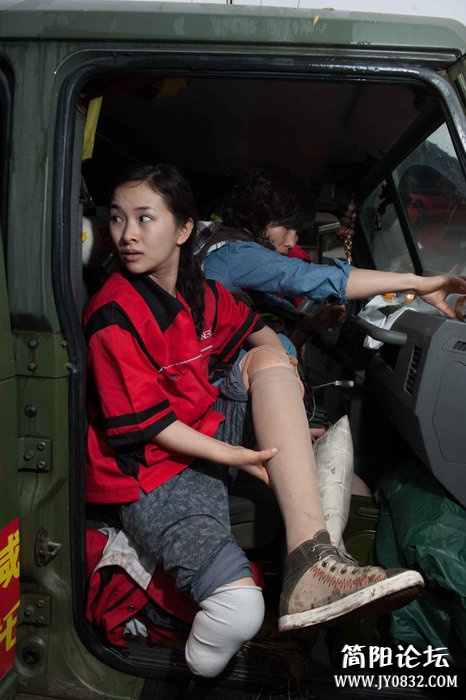 在结束一个村子的帮助灾民之后，廖智坐上队友的越野车，卸下假肢.jpg