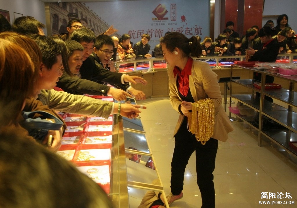 大批金店老板蜂拥至杭州抢购金饰 场面罕见8TD9NMKS00AN0001.jpg