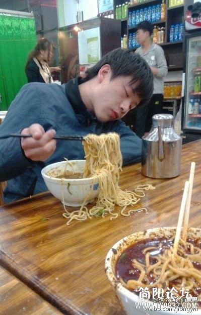 牛肉面的最高境界睡着了吃！果断刚从网吧出来。.jpg