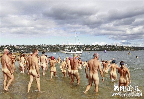 澳大利亚悉尼，约有超过400人参加“Sydney Skinny”集体裸泳活动。.jpg