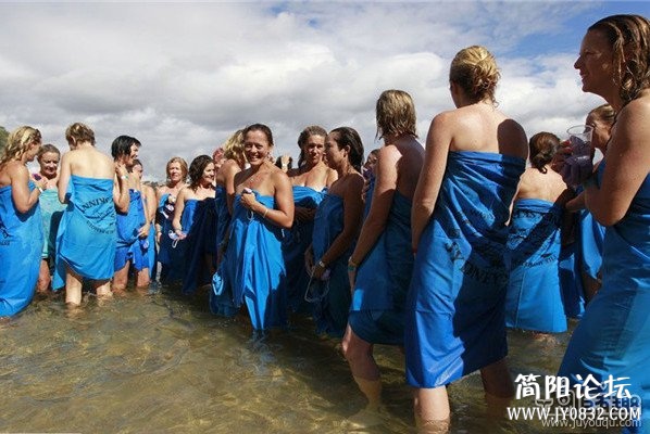 进水前还是都穿着衣服的。.jpg