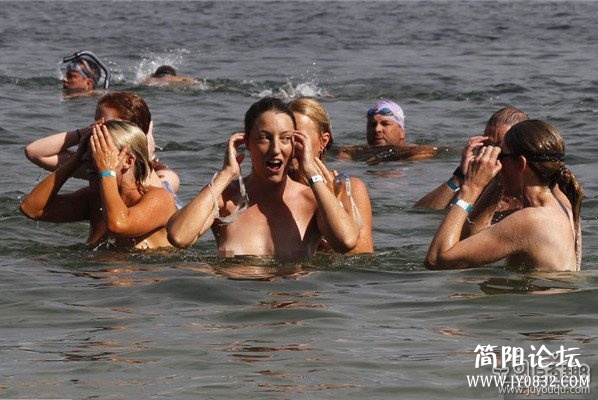 据悉，该活动旨在让人们享受裸泳乐趣的同时，为国家公园和野生动物筹集慈善资金。.jpg