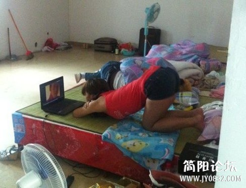 你看的是成人片吗，还摆出这样一个姿势.jpg