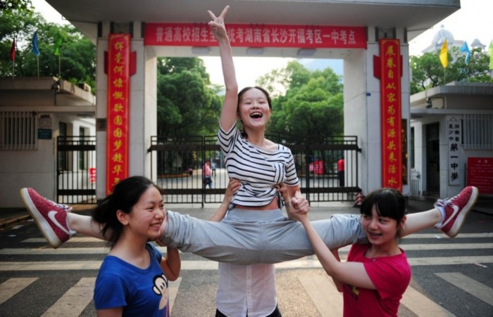 6月8日，湖南省长沙市一中高考考点，几个爱好体操的学生在考完试后摆出托举的姿势拍照.jpg