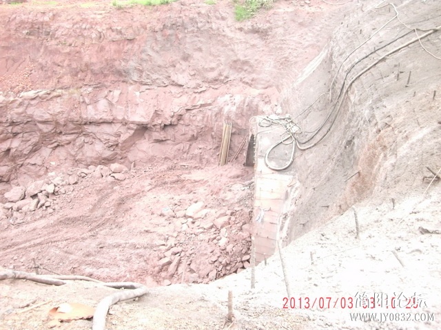 简阳三岔公路与高铁交汇处