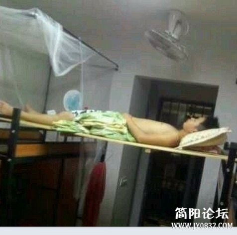 当看到室友这样睡觉后就觉得神马都弱爆了！.jpg
