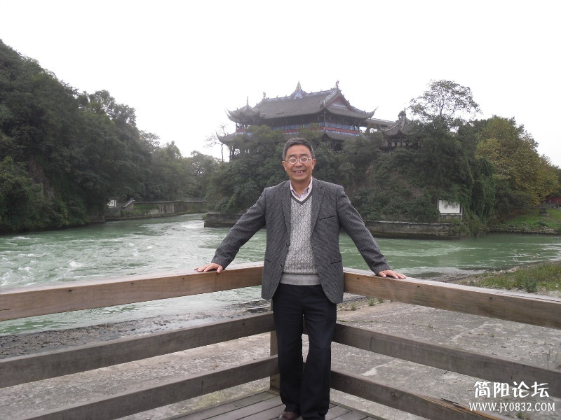 都江堰宝瓶口。上善若水，水善利万物而不争。岷江水由此奔流而出，滋润大地，沃野千里。此乃善德也！