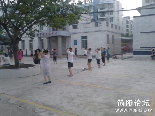 傍晚时分小区居民在跳舞