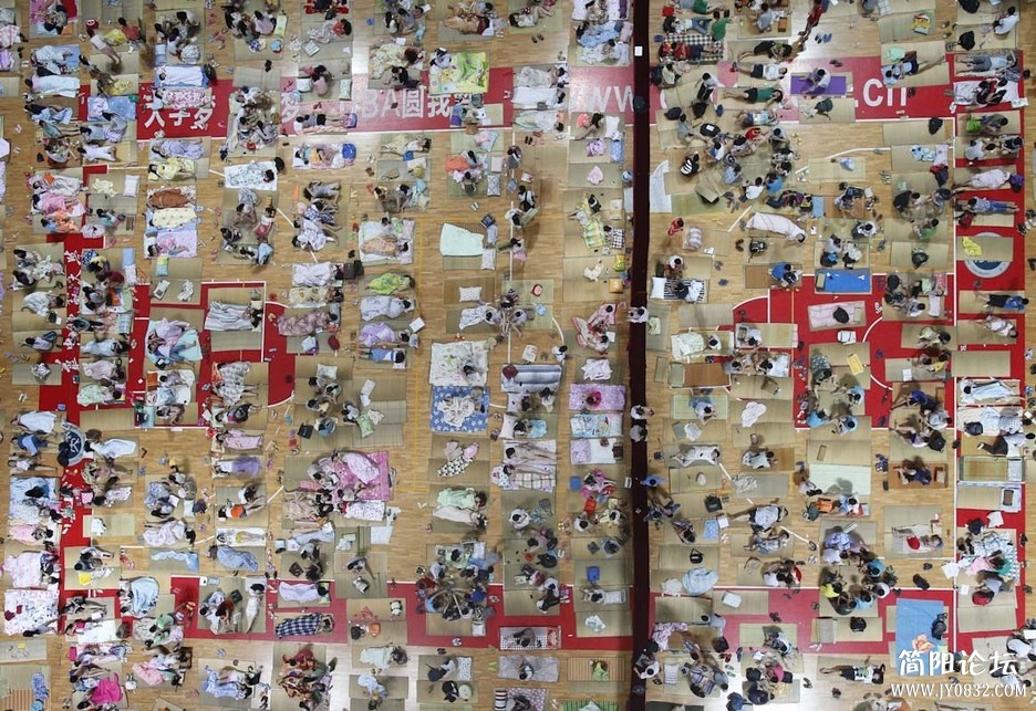 2013年6月21日，武汉，华中师范大学佑铭体育馆开放空调，供在校的学子们打地铺避暑.jpg