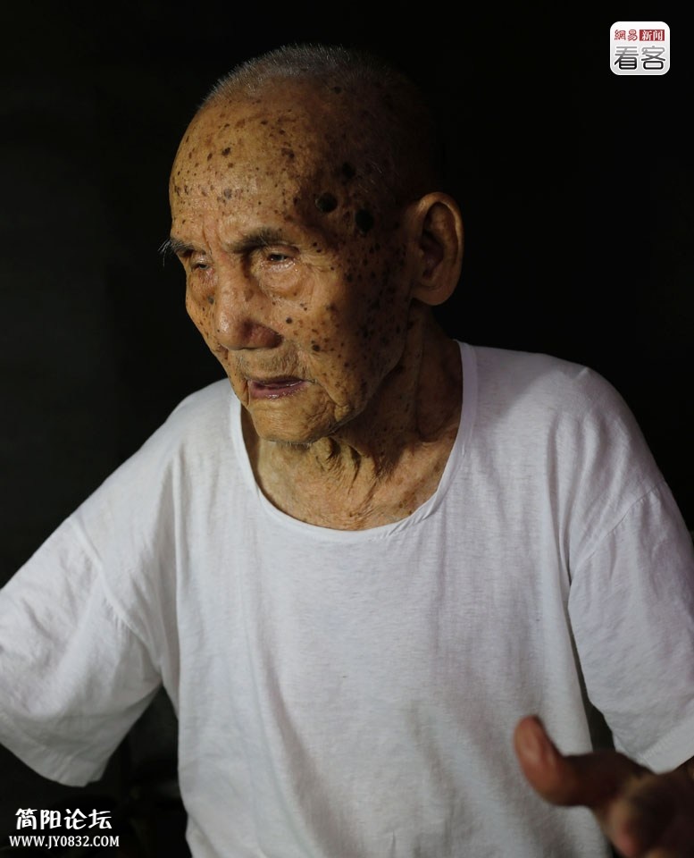 麦维长，102岁，广州黄埔区南湾村人，现居原籍。1937年日本侵华时，于广州西湖路附近报.jpg