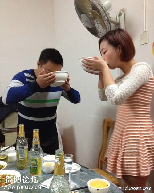 男子汉与女汉子比吃饭.jpg