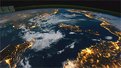 太空中拍摄的地球壮观景象.gif