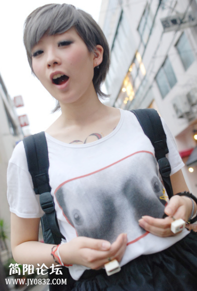 姑娘，这衣服你好意思穿出来啊.png