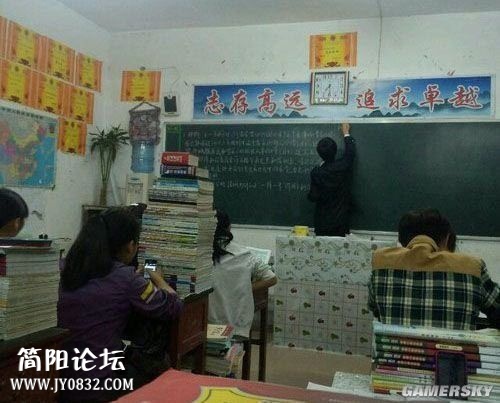 书本的高度决定手机被没收的几率.jpg