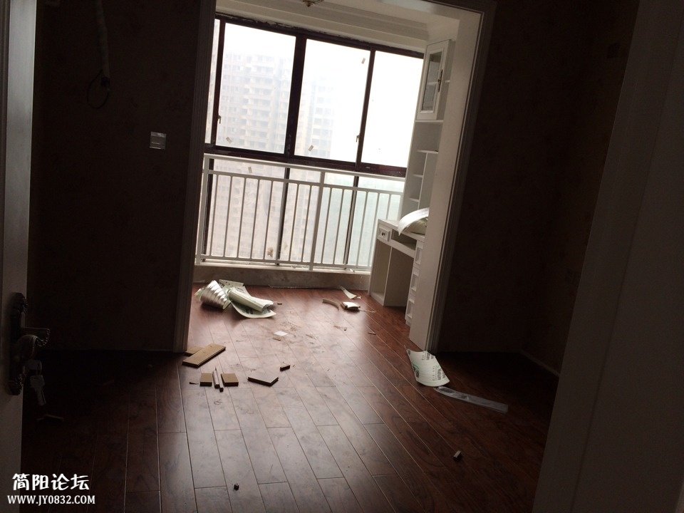 大卧室里的木地板这些都好了， 坐等床咯