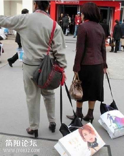 著名主持人李湘在大街上被强行拖走.jpg